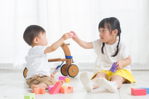 Cara mendidik anak bersosialisasi - ibudanbalita