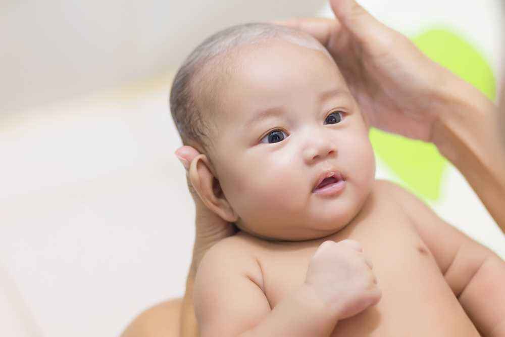 Mengatasi Kerontokan Rambut pada Bayi
