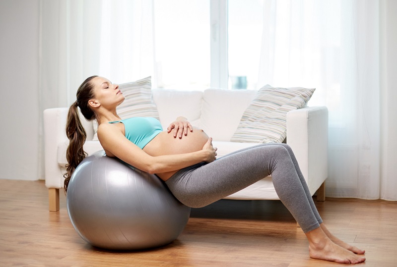 Bersandar pada birthing ball