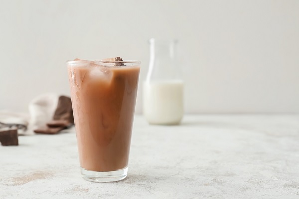 Minum Susu Cokelat - IBUDANBALITA Minum Susu Cokelat - IBUDANBALITA