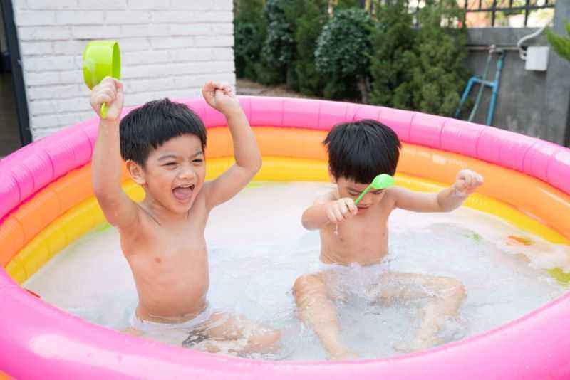 Berenang di Kolam Plastik