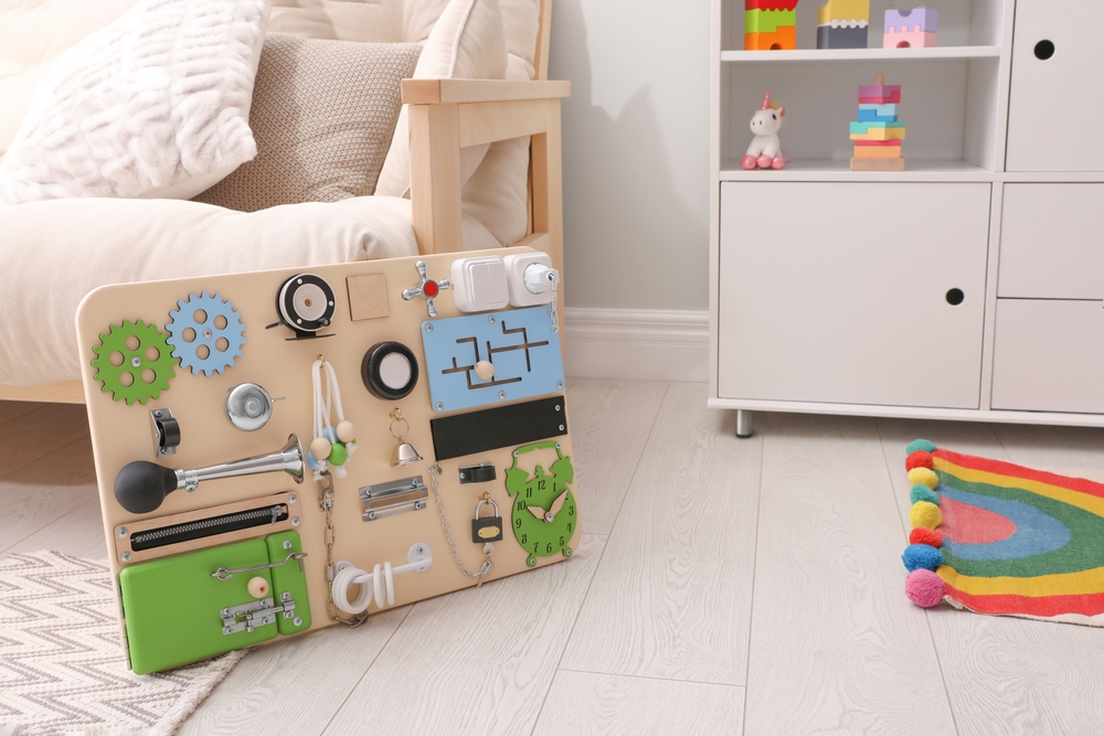 Busy board mainan stimulasi perkembangan bayi 8 bulan - ibudanbalita