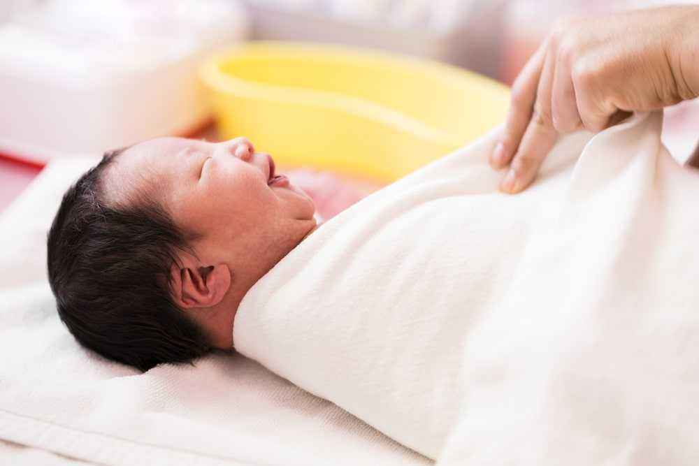 Bedong Bayi dengan Benar dan Aman
