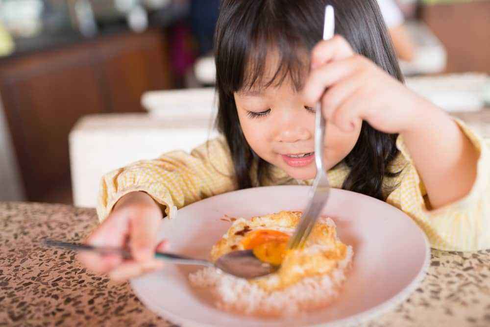 Beri Makanan Dalam Porsi Kecil