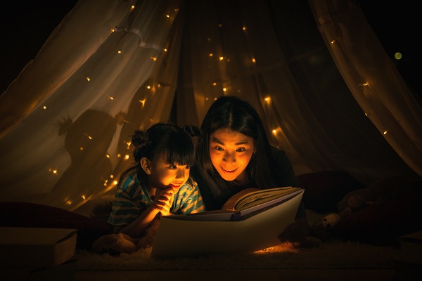 Manfaat membacakan dongeng anak sebelum tidur - IBUDANBALITA