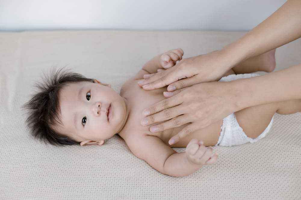 Pijat Bayi dengan Lembut