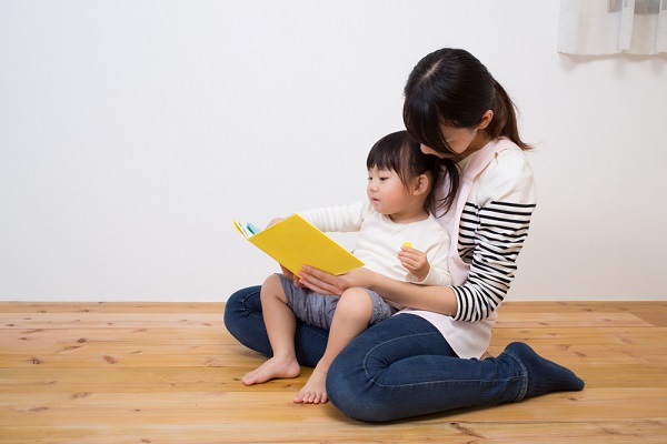 Manfaat membaca buku untuk anak - ibudanbalita