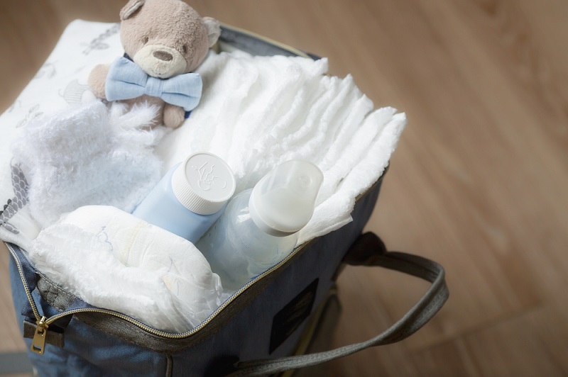 Popok Peralatan Bayi yang Wajib Dibawa Saat Bepergian