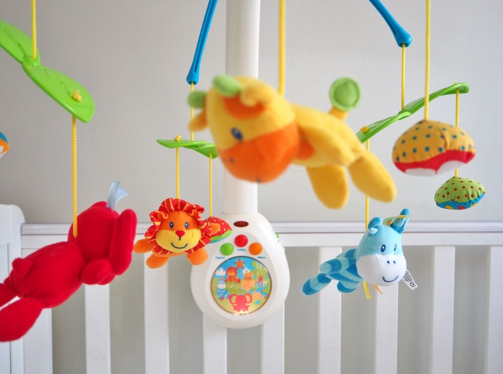 Mainan gantung untuk stimulasi bayi 3 bulan
