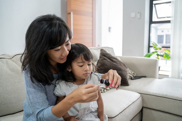 Ibu memberikan vitamin yang bagus untuk anak Ibu memberikan vitamin yang bagus untuk anak