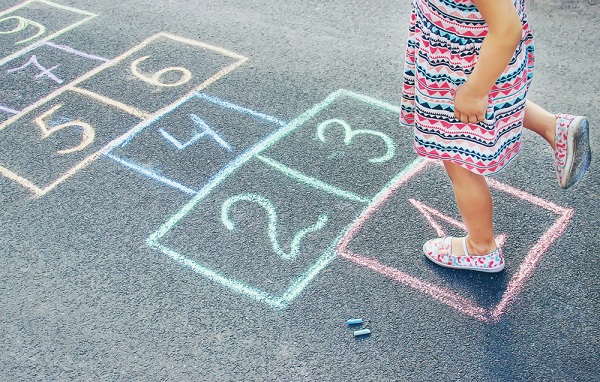 Permainan Anak Kecil dengan Konsep Twister-Jumper