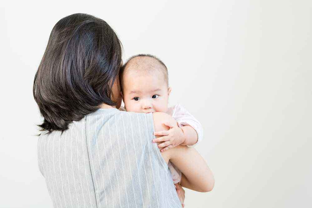 Cara Mengurangi Risiko Bayi Muntah Lewat Hidung