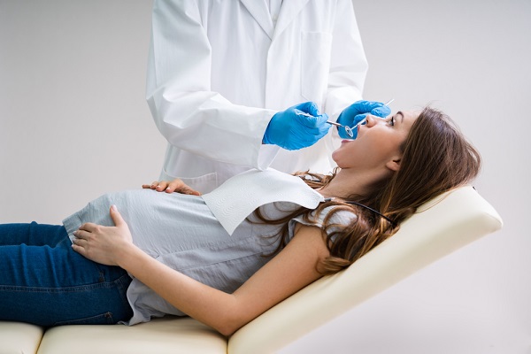 Menjaga kesehatan gigi dan mulut sebagai solusi mulut pahit saat hamil