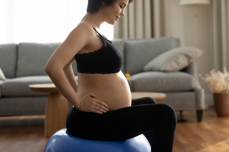 Duduk di atas birthing ball