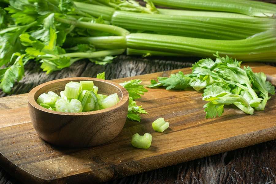 7 Manfaat Daun Seledri untuk Anak