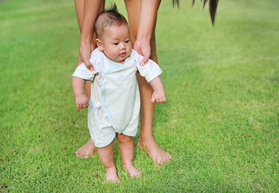 Alasan Mengapa Bayi Sebaiknya Belajar Berjalan Tanpa Sepatu