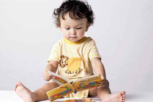 Stimulasi Bicara Si Kecil dengan Buku Bergambar yang Seru!