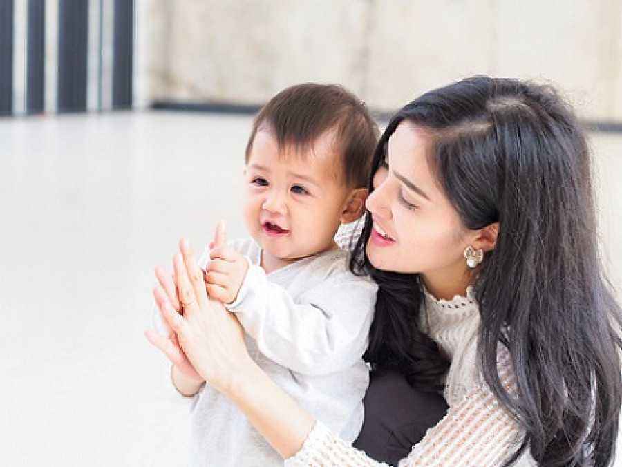 Cara Melatih Ekspresi Bayi 12 Bulan dan Stimulasi yang Tepat