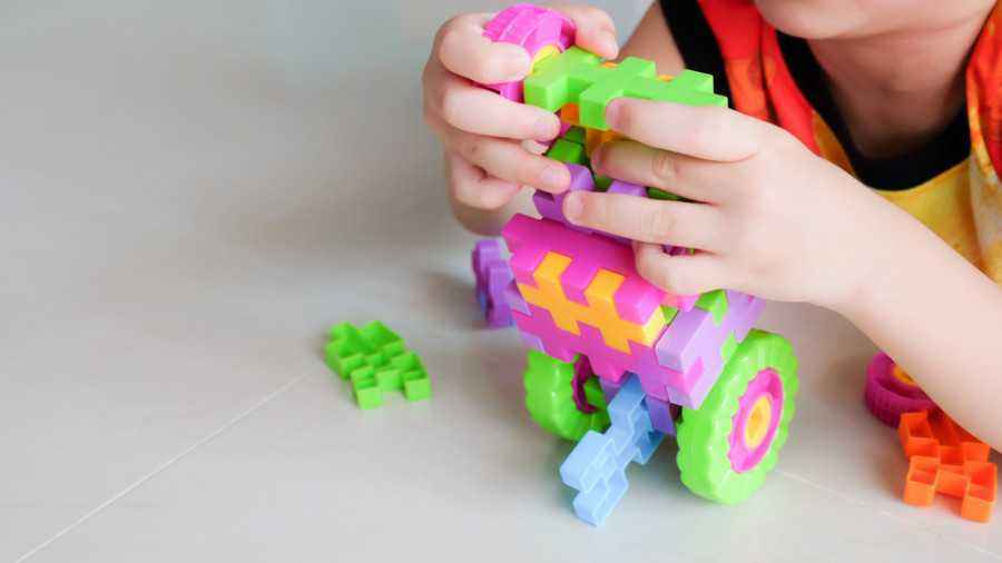 5 Cara Membantu Anak Pemalu Mengembangkan Bakatnya