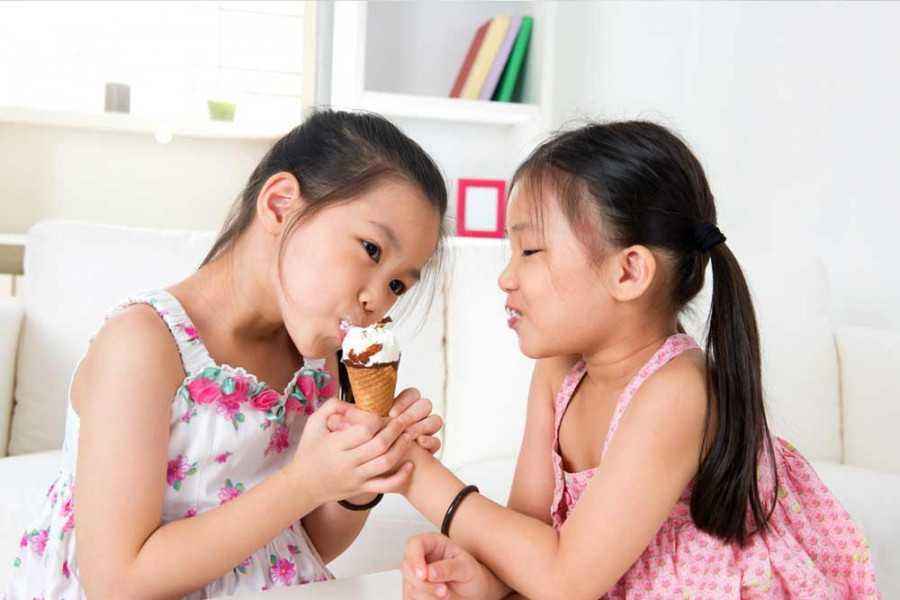 Yuk Bu, Cari Tahu Manfaat Ajarkan si Kecil Berbagi!