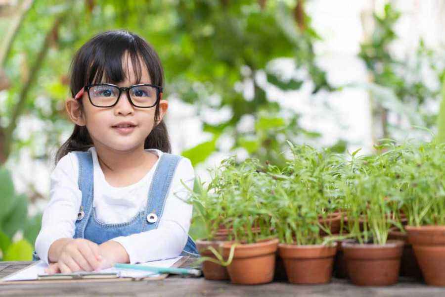 5 Cara Mudah Mengetahui Si Kecil Butuh Kacamata