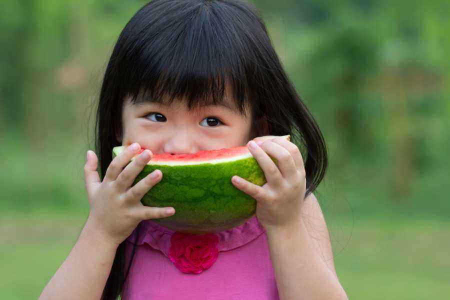 3 Alasan Mengunyah Makanan Sangat Dianjurkan untuk Si Kecil