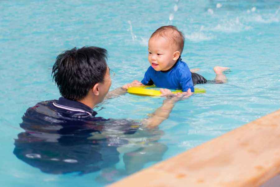 Berenang dan 5 Manfaatnya untuk Perkembangan si Kecil