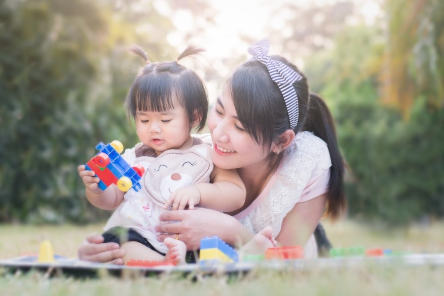 Ini 6 Mainan Edukasi Anak 1 Tahun dan Tips Memilihnya