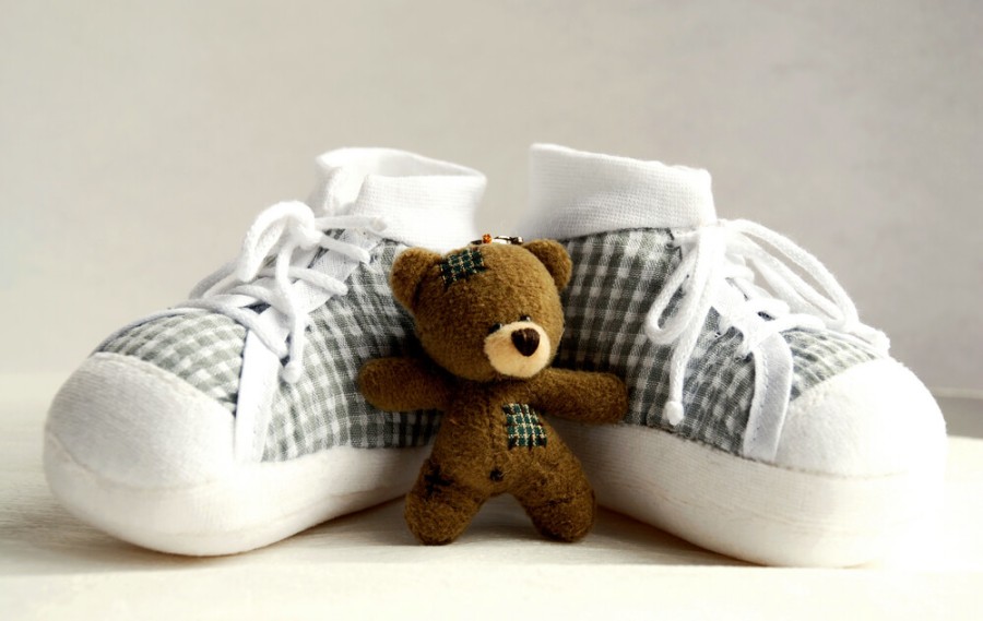 Alasan Mengapa Bayi Sebaiknya Belajar Berjalan Tanpa Sepatu