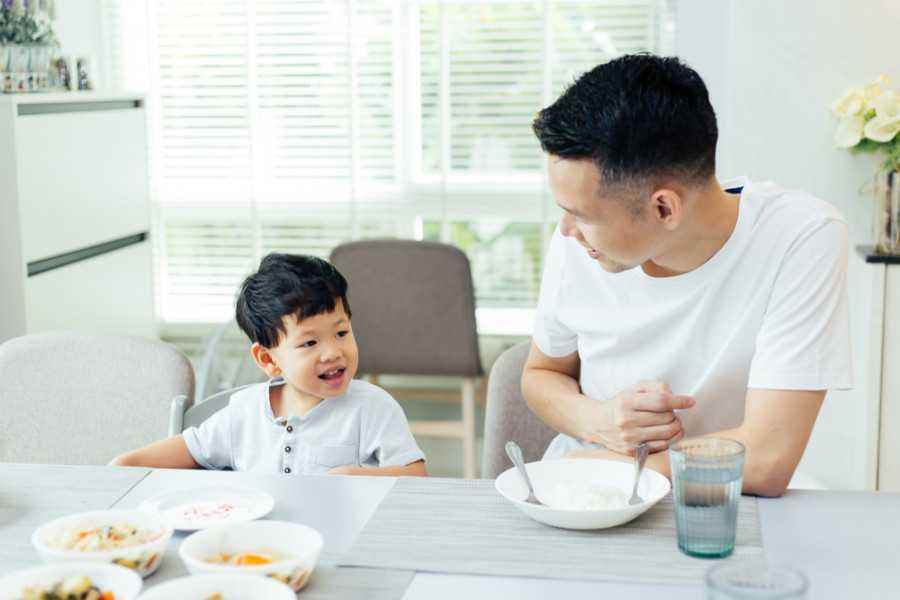 Pola Makan Anak Menurun dari Ayah? Simak Faktanya, Yuk!