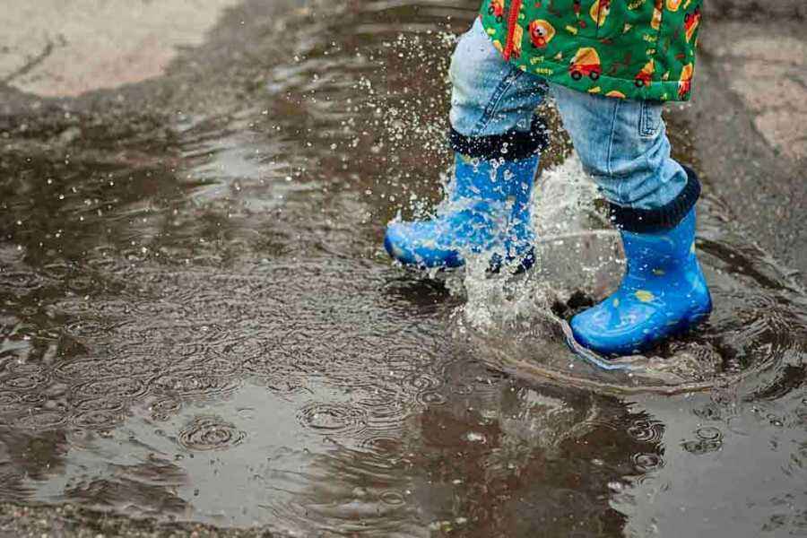 Persiapkan 5 Perlengkapan Berikut untuk Anak Menghadapi Musim Hujan
