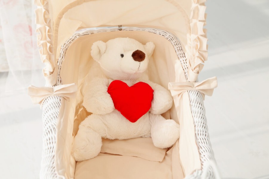 Tips Aman Mencegah Bayi Terjatuh dari Tempat Tidur