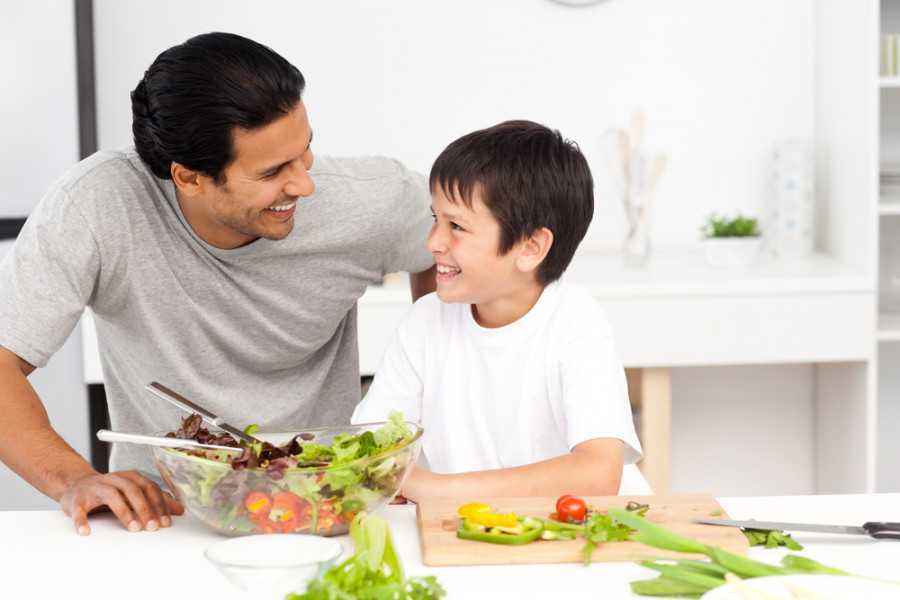 4 Peran Ayah dalam Mengatur Pola Makan Anak