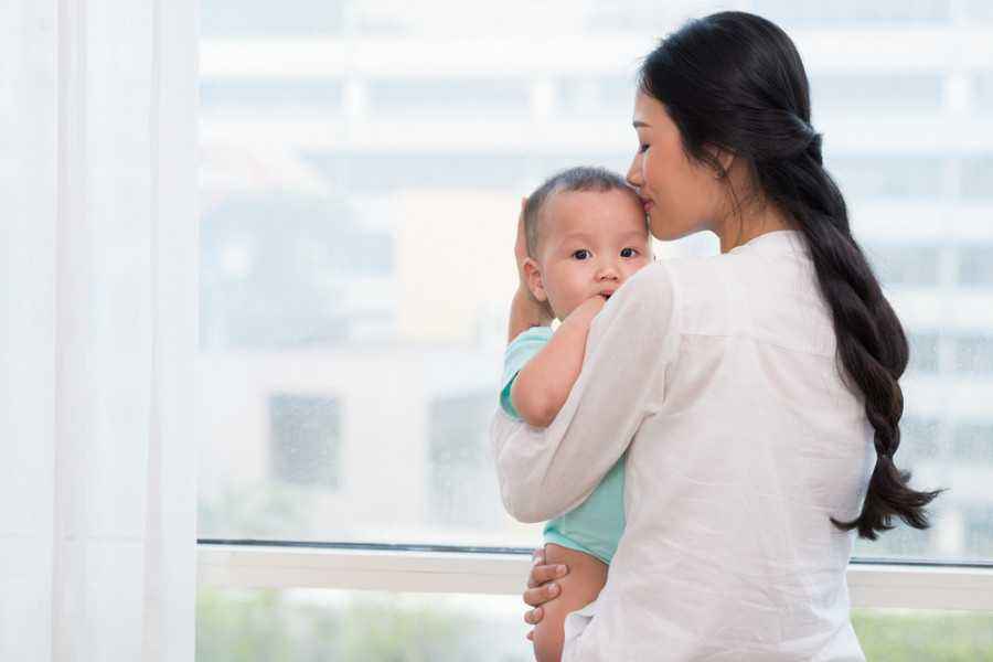 5 Aturan Penting Sebelum Orang Lain Menggendong si Kecil