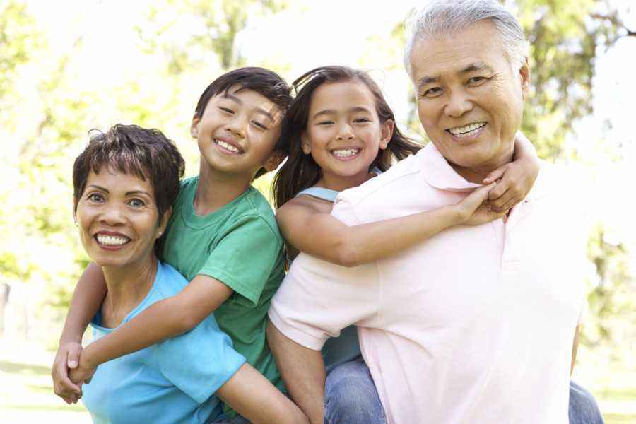 5 Cara Agar si Kecil Dekat dengan Kakek-Nenek