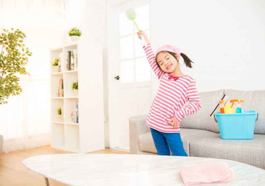 5 Cara Ajarkan si Kecil Bersih-Bersih Rumah