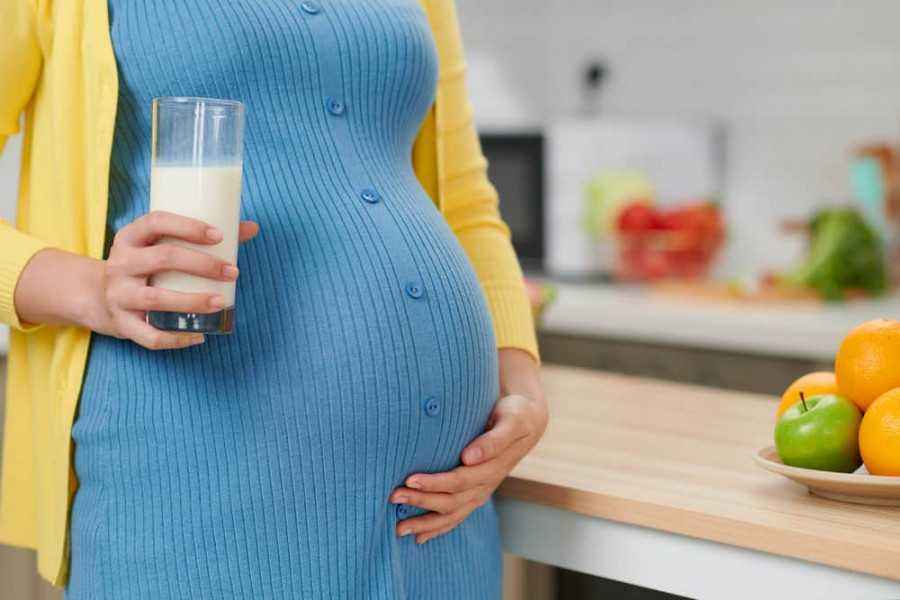9 Kandungan Nutrisi Ideal pada Susu Ibu Hamil & Manfaatnya