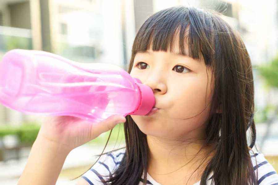 Terapkan 3 Tips Sederhana Ini Untuk Ajarkan Anak Rutin Minum Air!