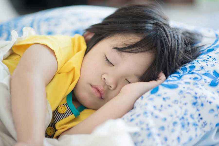 Tips Ajarkan Si Kecil Terbiasa Tidur Siang 
