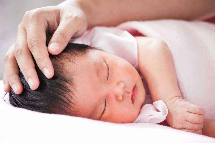 4 Penyebab Bayi Berkeringat Saat Tidur