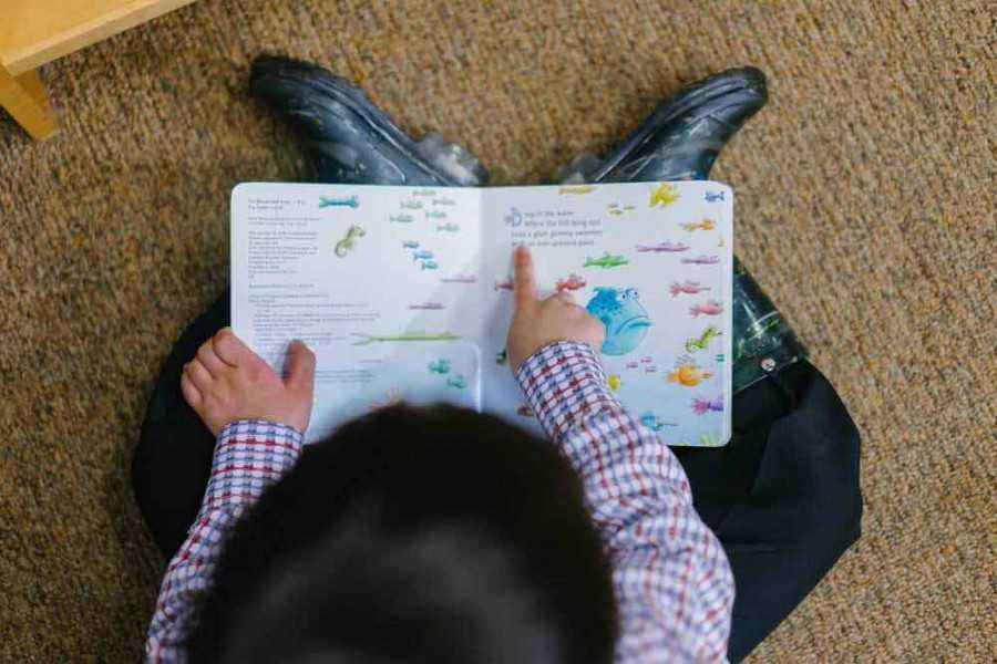 7 Manfaat Membaca Buku untuk Tumbuh Kembang Anak & Tips Membiasakannya