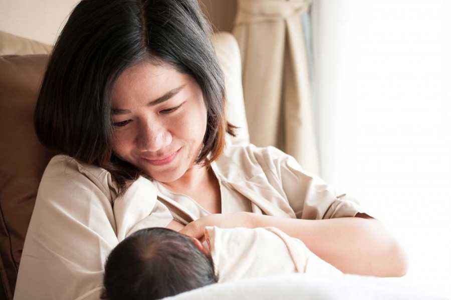 7 Cara Mencegah Bayi Tersedak Saat Menyusu, Yuk Coba!