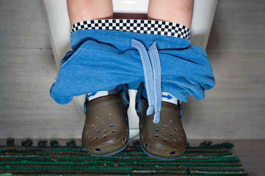 Si Kecil Suka Memainkan Alat Kelaminnya di Depan Umum!