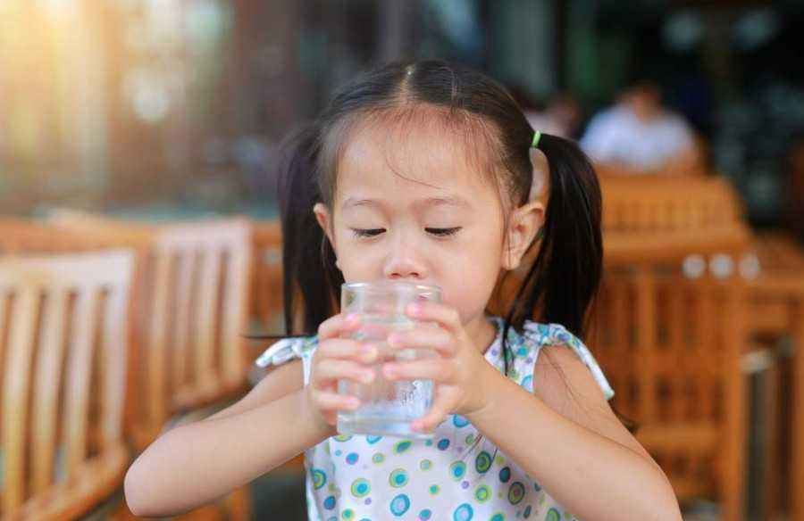Pentingnya Menjaga Asupan Air Bagi si Kecil di Usia 4-6 Tahun