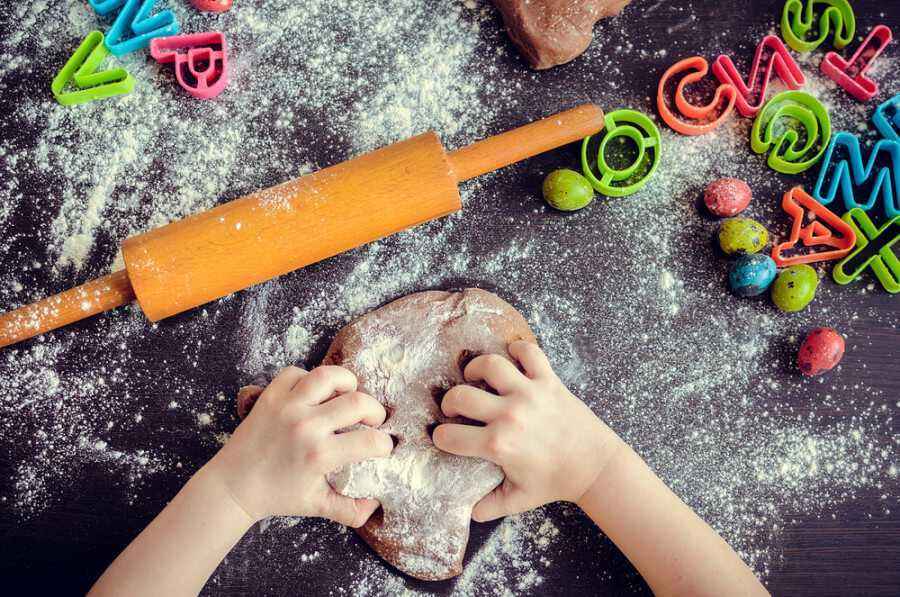 Membuat Kue Bersama Anak untuk Tingkatkan Motorik Halusnya
