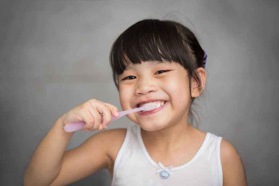 Catat, Ini 7 Cara Mengatasi Karang Gigi pada Anak