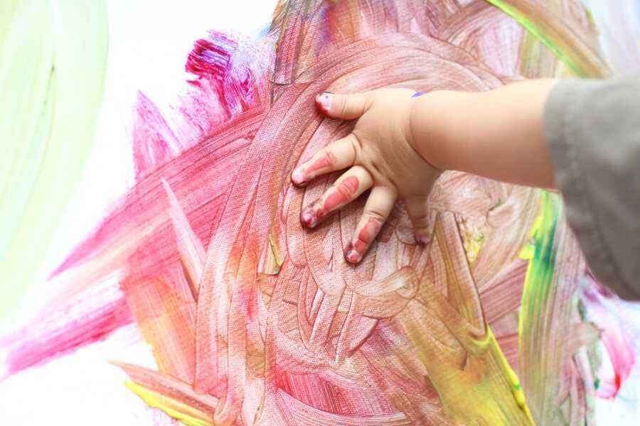 5 Aktivitas Seru Untuk Bantu Optimalkan Indra Peraba Balita