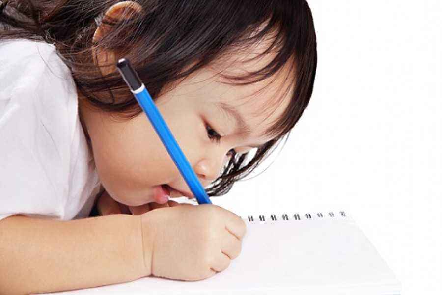 Cara Asyik Mengajarkan Si Kecil Menulis Sejak Dini