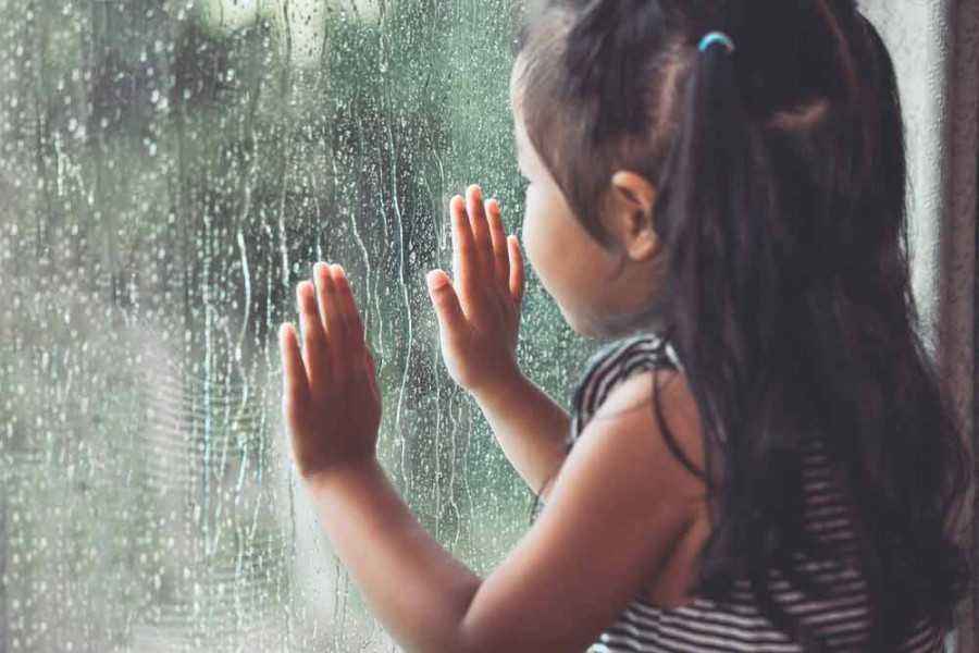 6 Aktivitas Menyenangkan Bersama si Kecil Saat Hujan