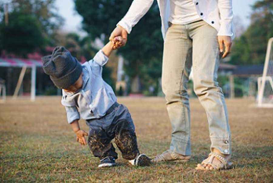 6 Tips Ampuh Mengatasi Anak 1 Tahun Belum Bisa Jalan